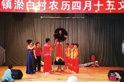 京上草原民俗表演队表演杂技。