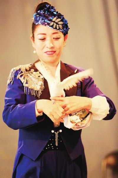 京上草原民俗表演队表演魔术。