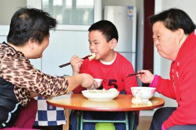 　　刘子豪一周不是在学校吃就是在小饭桌吃，终于等到了星期日，可以吃上喜欢的饺子了
