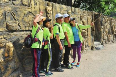 　　京西古道两侧的雕塑吸引旅游者驻足留影