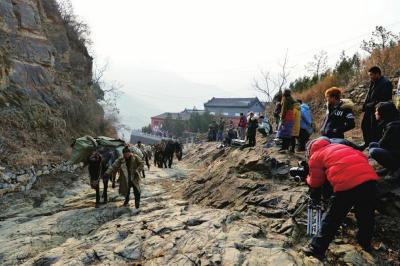 　　地区影响力不断增强。图为北京电视台在牛角岭关城古道拍摄大型纪录片《大西山》