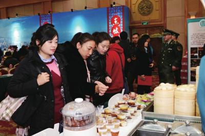 市民参观“东坡味道”精品展