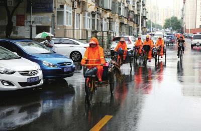 环卫工人在雨中巡查