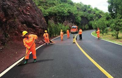 雨后，路政工人及时清理道路碎石