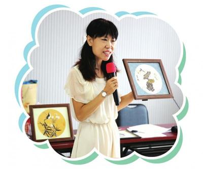 　　北京花露蝴蝶园经理邓秀梅为学生讲解蝴蝶画的制作方法