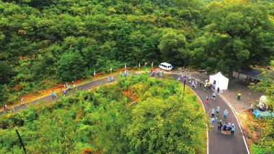 　　蜿蜒的山道，美丽的风景，本次大会采取随走的方式，和好友一起，无需等待，即刻出发