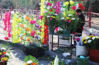 陵园外销售鲜花和绢花的商户