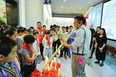 　　姜一平教授为前来参观的黑山小学师生讲解杵臼的使用方法