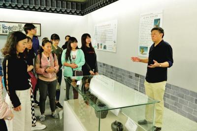 　　姜一平教授为前来参观的首都博物馆馆员们讲解杵臼文化