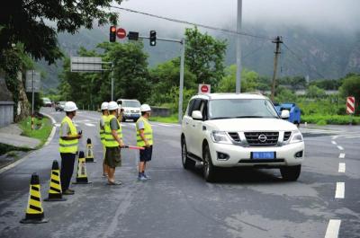 路政人员在进山的主要路口劝阻游客