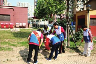 　　高家园新区“创城”志愿者在小区内捡拾垃圾、清扫落叶