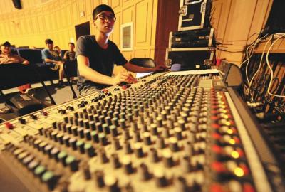 中国京剧院工作人员调适音响设备。