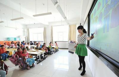 黑板变成了互交式电子屏幕后，学生们的学习兴趣大幅度提高。