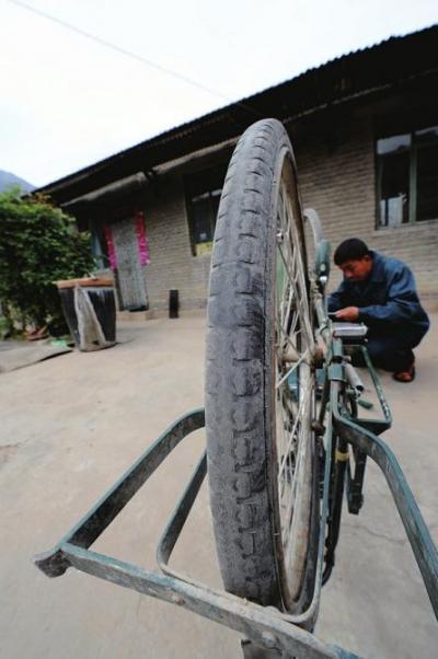 　　由于常年骑行在坑洼不平的路面上，轮胎磨损非常严重，每次投递完邮件，他都要检查自行车况。