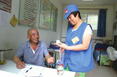 白文良帮村民捎带回急需的药品。