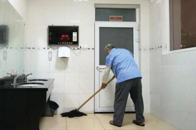 　　每天凌晨1时——3时是王会森彻底打扫公共卫生间的固定时间。