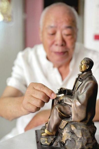 毛主席雕像是崔学孟的藏品之一，他有空闲的时候便小心擦拭。