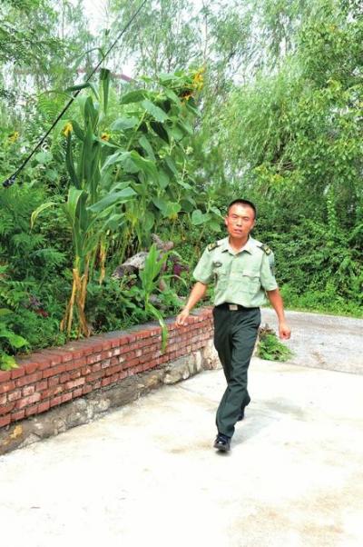 　　这是哨所门前的小路，刚到这里驻守的时候，野草都齐腰高，张新华和妻子一铁锹一铁锹修好了小路。