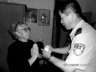 　　王俊清：大峪派出所民警，一位热情帮助孤寡老人的志愿者，时时刻刻把助老放在心坎儿上，将人民警察的价值定格在事业的追求上、定格在助老爱老的行动中。