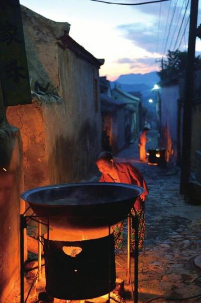 凌晨5时许，村口胡同支起铁锅开始熬秋粥。