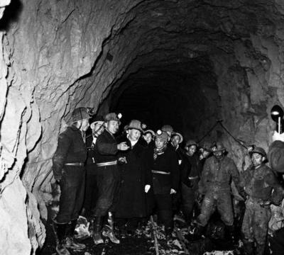 梅兰芳（左起第三人）在门头沟煤矿井下参观