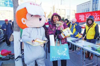 　　“苗苗”深受我区广大市民喜爱，一位刚刚领取了多种法治宣传材料的市民高兴地同“苗苗”合影。 金谊平/摄