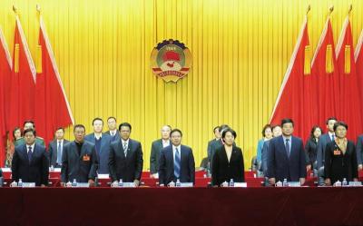 艾宏伟/摄 区政协九届四次会议隆重开幕，图为大会主席台。