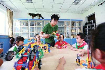 课堂上孩子们积极参与小组合作学习