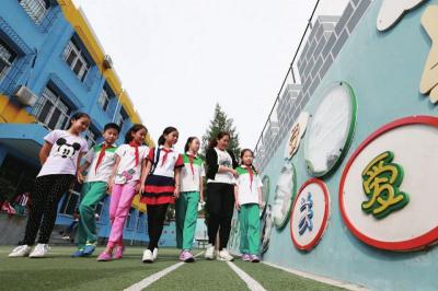 教师与学生在关爱长廊中交流