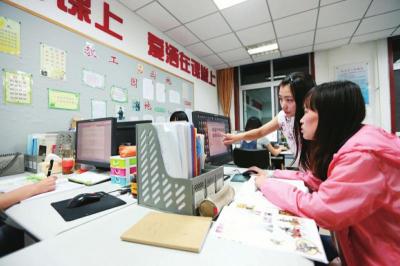 夜深了，教师们一起备课