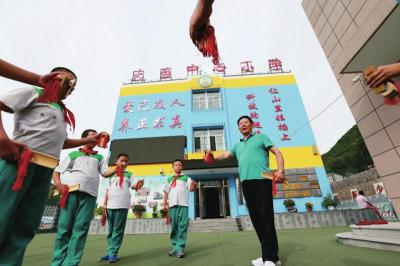 　　民间老艺人应邀到学校乡村少年宫指导