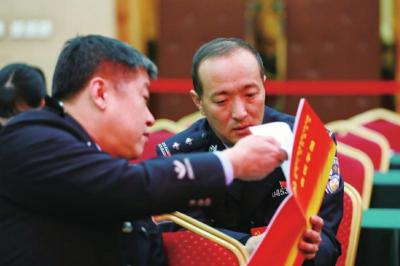 区党代会上，阅读有关材料