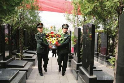 区民政局携手驻区部队祭扫抗战老兵 陈永/摄