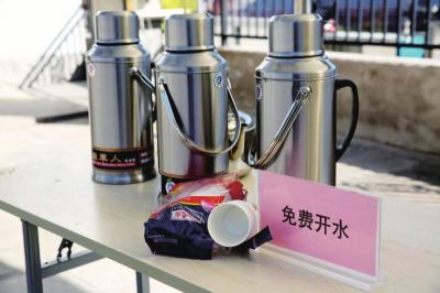 　　天山陵园为祭扫群众提供的免费开水