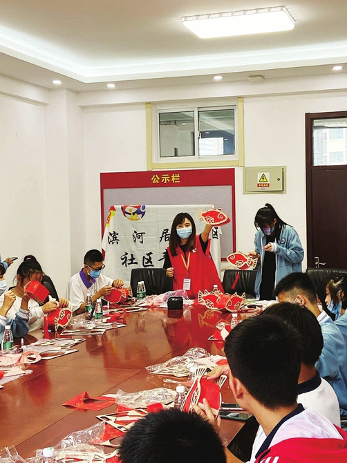 ▲大峪街道滨河居住区组织社区青年汇制作古风灯笼