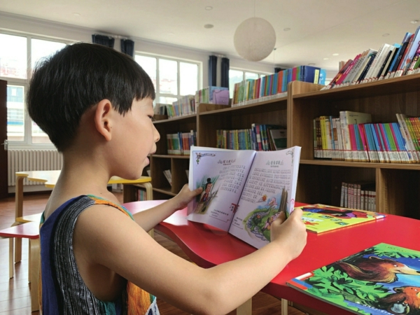 小学生在潭柘寺镇新时代文明实践所读书角内阅读▲