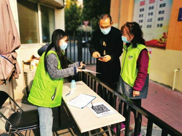 ——下沉干部做好出入社区人员验码 ▲下沉