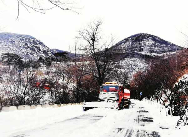 ▲区公路分局扫雪车清理山区道路积雪