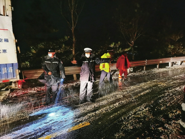 ▲交警在山区道路疏导车辆