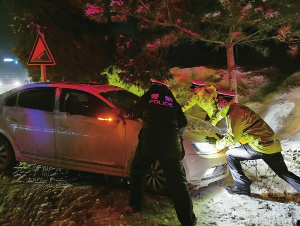 交警救助被困车辆