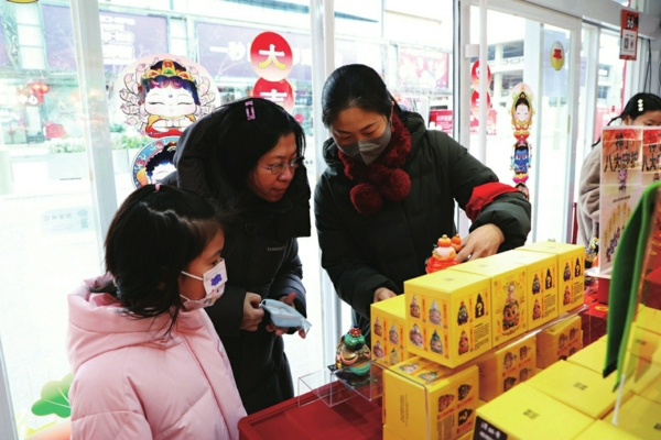 市民了解文创摆件美好寓意