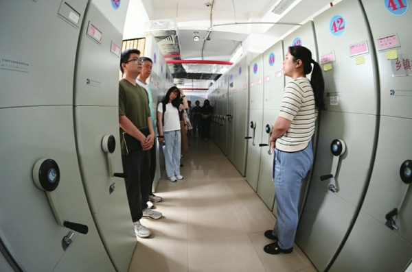 各单位档案员参观档案库房
