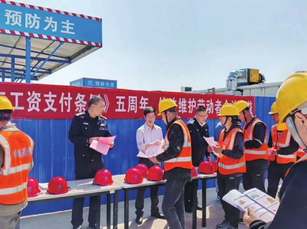 区人社局开展劳动政策宣传进工地