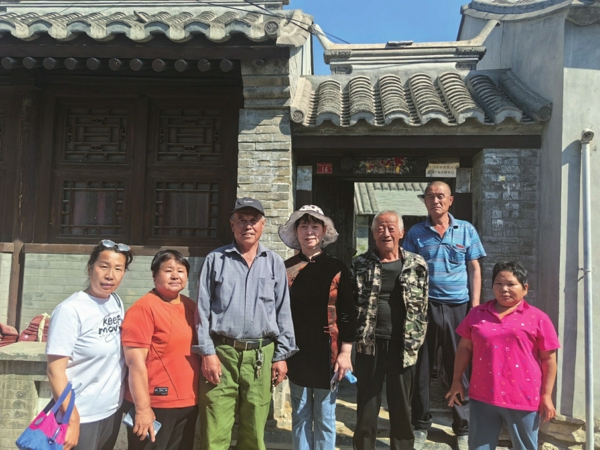 作者马淑琴在青白口采访时,与村干部、村民在“一元春”药铺遗址合影