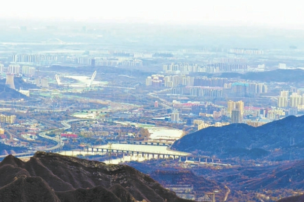登上门头沟的山岭东望,永定河将黑鹳栖息地与人类的城市连接在一起。