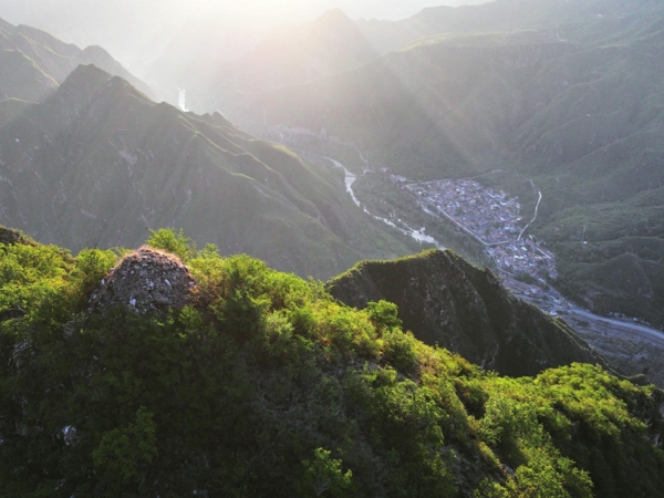 图4 万柏山顶的烽火台