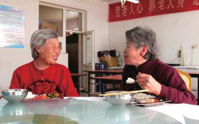 老人在饭前饭后开心地聊天，在这里大家不再寂寞。