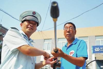 区城管执法监察局和区义工联联手出击向非法小广告宣战