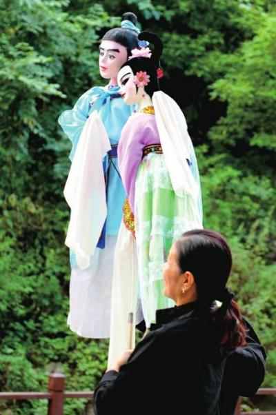 木偶表演惟妙惟肖。