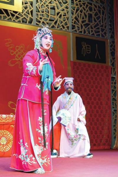 戏曲票友在演出季上一饱耳福。